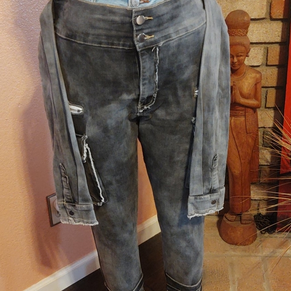Like-new High Waistband Jeans - Picture 4 of 10